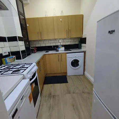 2 Bedroom In With Free On Street Parking , 15 Minutes From Centre Edinburgh