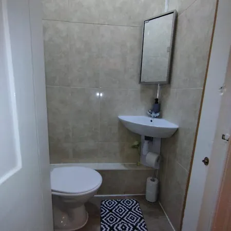 2 Bedroom In With Free On Street Parking , 15 Minutes From Centre