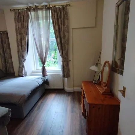 2 Bedroom In With Free On Street Parking , 15 Minutes From Centre Apartment *