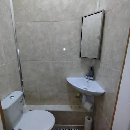 Apartment 2 Bedroom In With Free On Street Parking , 15 Minutes From Centre *