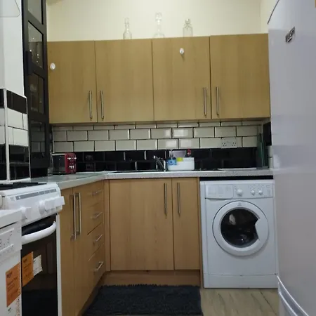 2 Bedroom In With Free On Street Parking , 15 Minutes From Centre Edinburgh