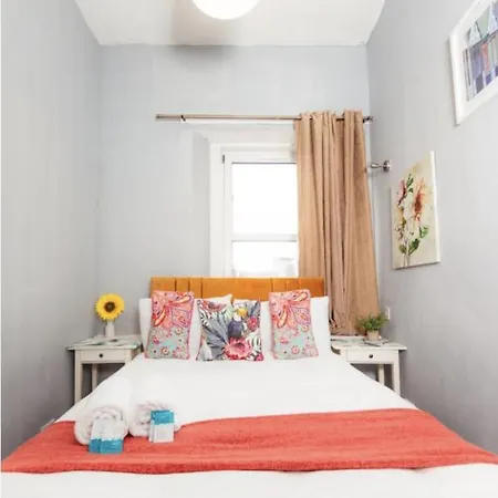 Warm & Welcoming Close To Meadows! City Centre 10 *