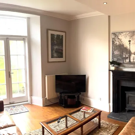 Spacious New Town Garden Flat Appartamento *