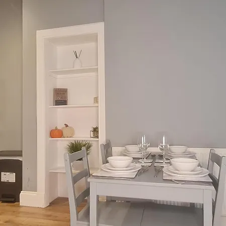 Modern 3 Bed With Free Parking *