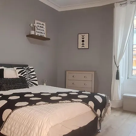 Modern 3 Bed With Free Parking