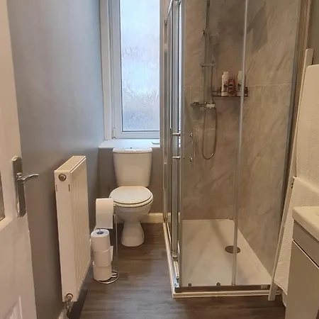 Modern 3 Bed With Free Parking *