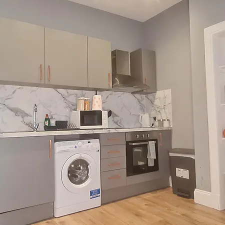 Modern 3 Bed With Free Parking *