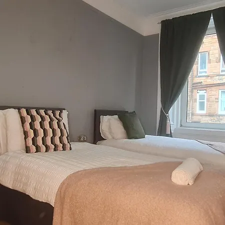 Modern 3 Bed With Free Parking Holiday home