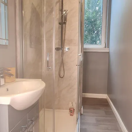 Modern 3 Bed With Free Parking Holiday home *