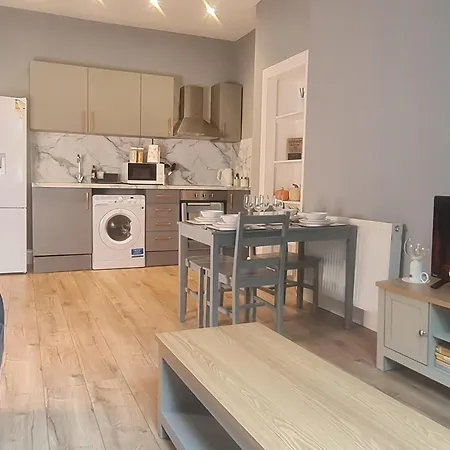 Modern 3 Bed With Free Parking *