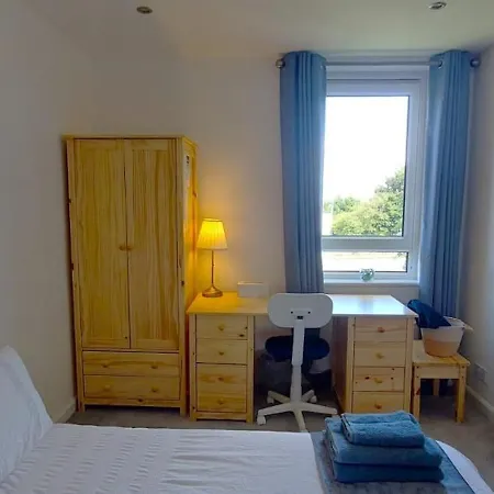 Comfortable Double Room, Great Transport To City Centre And Airport, 5 Mins To Beach, Great Value