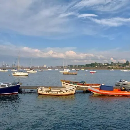 ゲストハウス Comfortable Double Room, Great Transport To City Centre And Airport, 5 Mins To Beach, Great Value エディンバラ