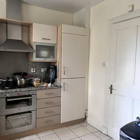 Private Bedroom In Detached In Newington *