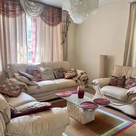 Private Bedroom In Detached In Newington