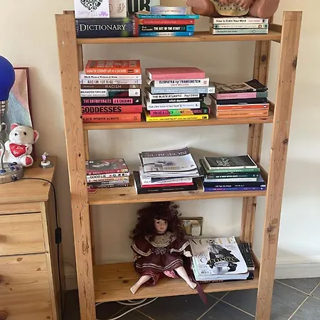 Private Bedroom In Detached In Newington