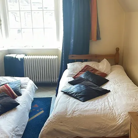 Private Bedroom In Detached In Newington *