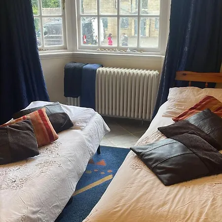 Private Bedroom In Detached In Newington