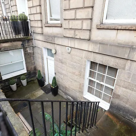 Argyl - 4 Bed On York Place, New Town *