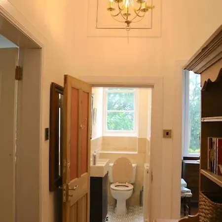 Seaside Historic Apartment Edinburgh