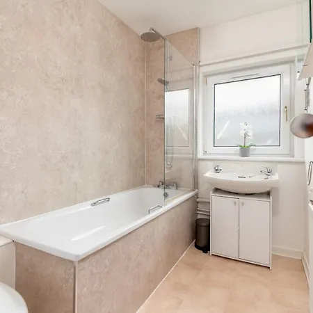 1 Bedroom Flat With Balcony - Pass The Keys