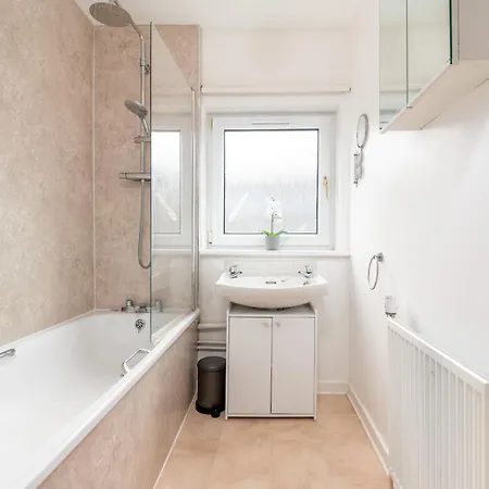 1 Bedroom Flat With Balcony - Pass The Keys 公寓 *