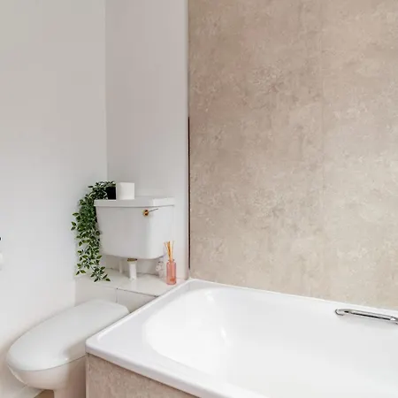 1 Bedroom Flat With Balcony - Pass The Keys * Edynburg