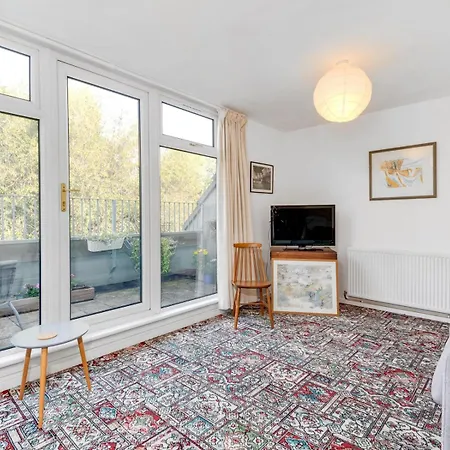 1 Bedroom Flat With Balcony - Pass The Keys *