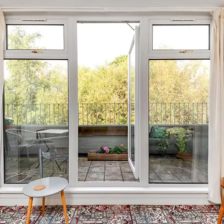 1 Bedroom Flat With Balcony - Pass The Keys