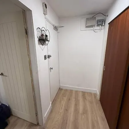 شقة Modern 1 Bedroom - 5 Min Walk From Princess Street Eb1 *