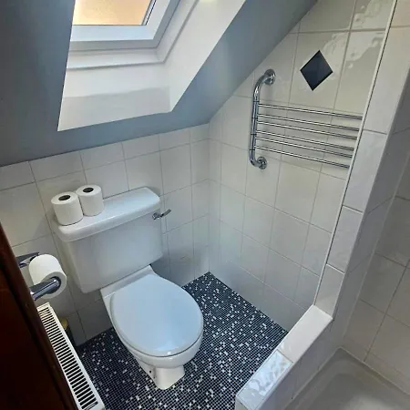 Cosy 2 Bedroom With Free Parking Near