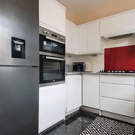 2 Bed Property, Sleeps 5, Free Parking, Near Centre *