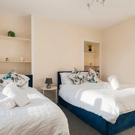 בית נופש 2 Bed Property, Sleeps 5, Free Parking, Near Centre *