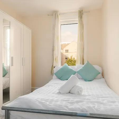 2 Bed Property, Sleeps 5, Free Parking, Near Centre *