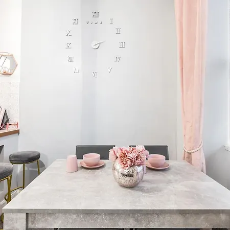 Apartment Pass The Keys 2br