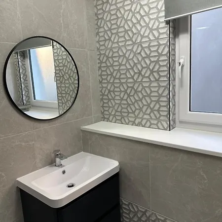 Cozy 2 Bedrooms With Private Parking Space And Garden