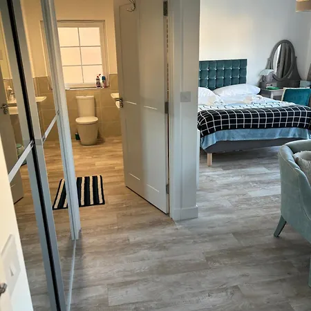 게스트하우스 Large En Bedroom With One Double Bed No Breakfast Provided 3*