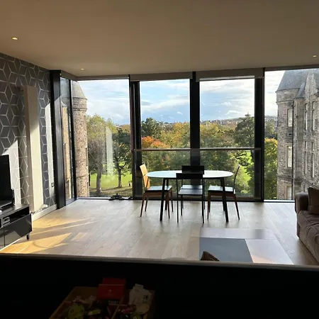 Stunning Park View Quartermile Close Proximity To Castle *