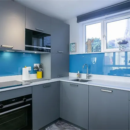 Apartment Modern Tranquil Retreat - Warm With Fast Links To Centre