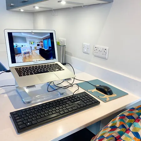 Modern Tranquil Retreat - Warm With Fast Links To Centre *