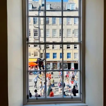 Stunning Royal Mile 2 Bedroom *