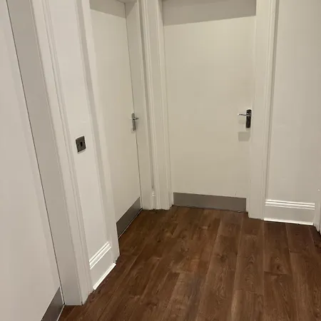 Lothian Rd Apartment *