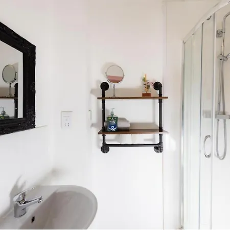 Warm & Welcoming City Centre Apt - Meadows 11!