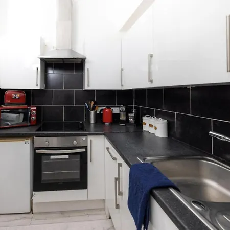 Warm & Welcoming City Centre Apt - Meadows 11! Daire