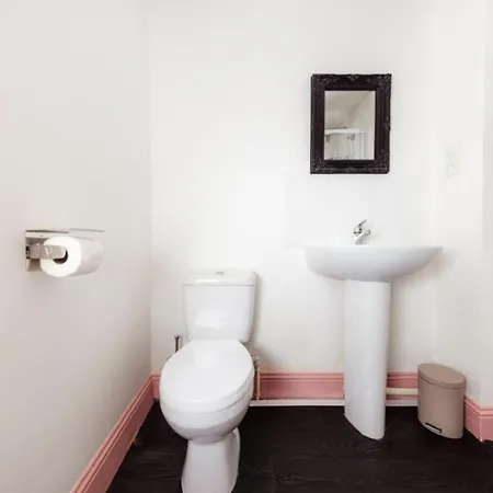 Daire Warm & Welcoming City Centre Apt - Meadows 11!