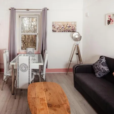 Daire Warm & Welcoming City Centre Apt - Meadows 11! *