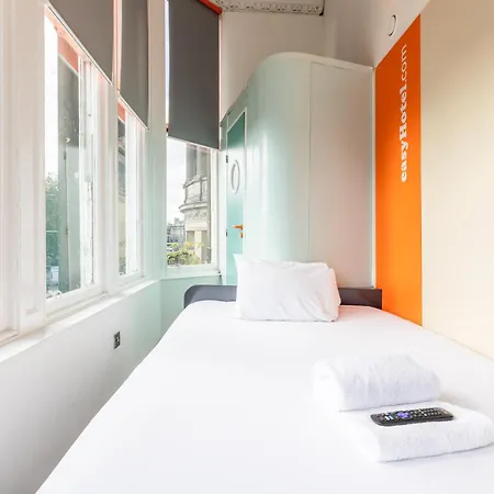 Easyhotel 2*