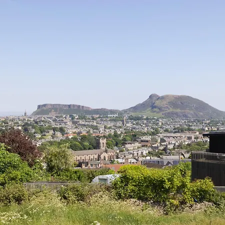 Charming Near Holyrood Park & Calton Hill Lägenhet