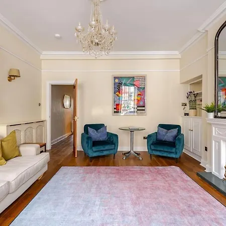 Stunning Royal Mile 2 Bedroom
