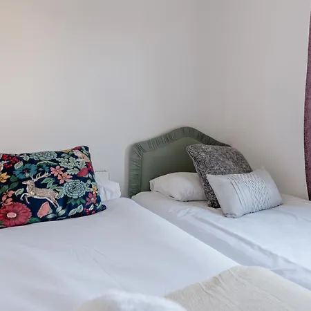 Fab Centre Flat - Free Parking Apartment *