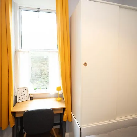 Stylish In 5 Beds 3 Bedrooms *